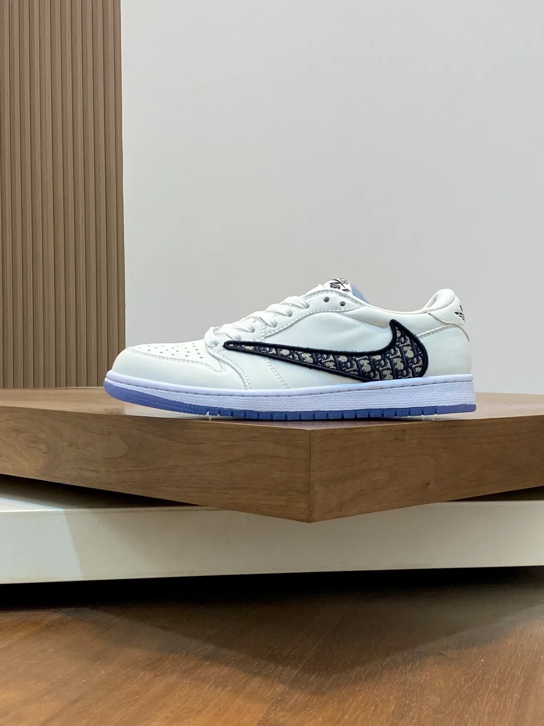 Men's shoes 💰700 [Dior-AIR] Dior co-branded model - high-end quality original single casual sports sneakers - upper: 🔝 silk calfskin, toe punching technology, tongue, brand cloth label, heel. embroidered brand logo - lining: brand canvas - outsole: original TPR·rubber·two-color molded outsole -super high quality control·fine workmanship·prominent (high-end·luxury·grade) -Size: 39-44 (38, 45, 46, can be customized)